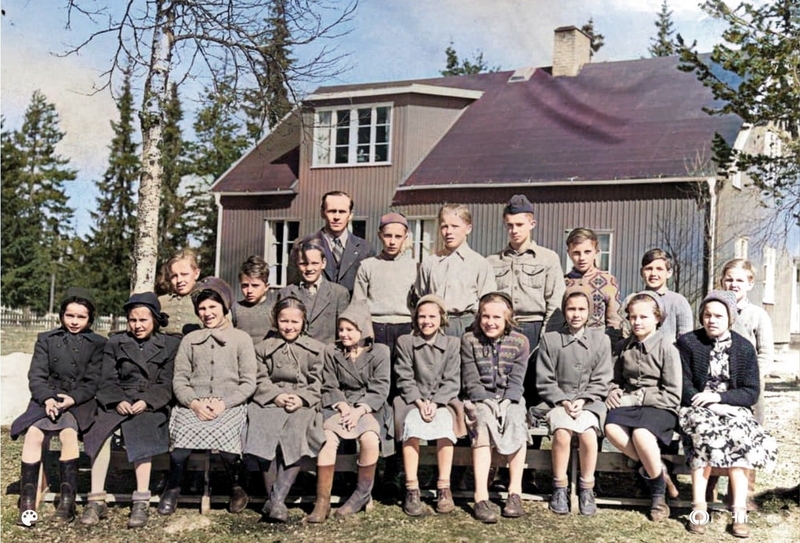 Buresjöns skola 1951-Colorized.jpg